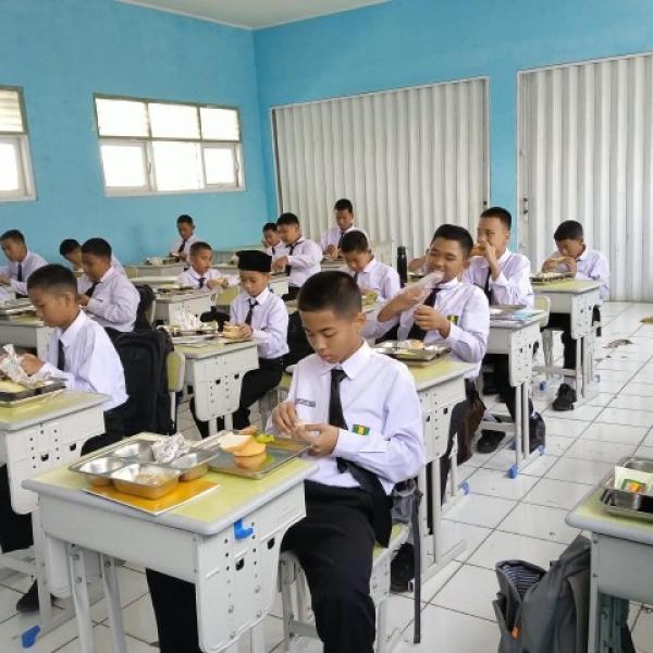 Mensyukuri Nikmat Makan Bergizi Gratis